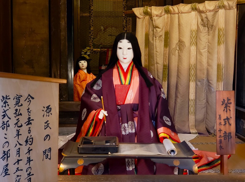 滋賀県大津市「石山寺」紫式部人形